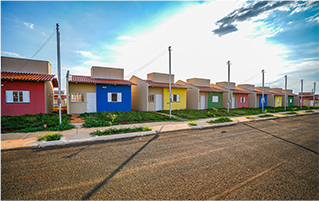 Entregou o Hospital de  Águas Lindas, depois  de mais de 20 anos  de obra parada.